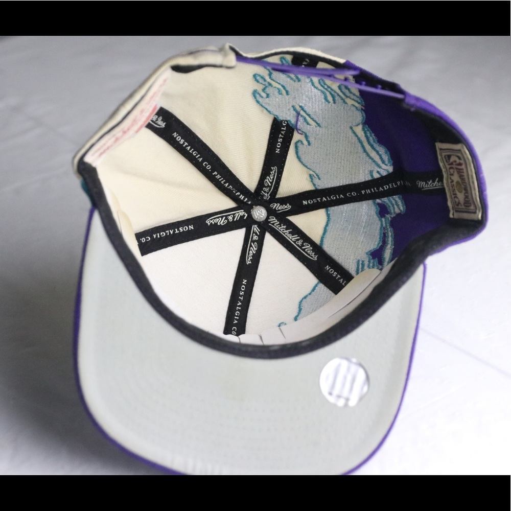 Vintage Charlotte Hornets Mitchell & Ness Snapback - Picture 5 of 8